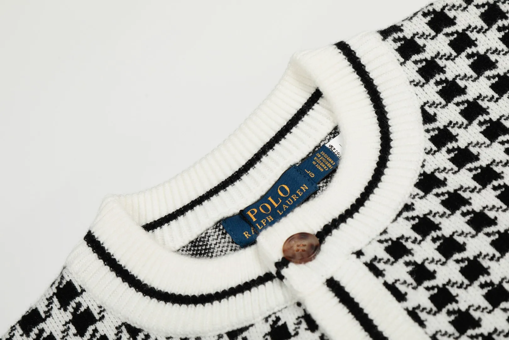 P250 Top quality" Style number: DS807# (not off the shelves all year round) [Ralph Lauren houndstooth pony embroidery logo men's style round neck knitted cardigan] ✅Ralph Lauren Ralph Lauren classic basic versatile men's style houndstooth plaid knitted cardigan jacket ✅Main supplier platform live broadcast Wholesale entities Out of stock will be replenished Not off the shelf ✅ZP quality 1:1 pattern making Scan the code to enter the GF website Counter quality ✅Details and quality are the only one in Guangzhou. Imported quality. Focus on high-end. Cost-effective. Needless to say good quality. ✅Restore the original version. The maximum size can be worn up to 200 pounds. Loose, comfortable and stress-free. ✅The upper body is simple and easy to put on. A must-have for male idols. Good-looking clothes are never picky. A must-have for male idols. Size: S-XL Color: Black White